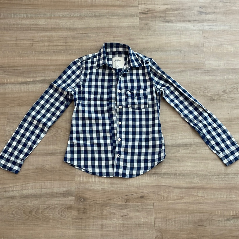 Abercrombie kids girls long sleeve button down shirt. Size S. Like new
